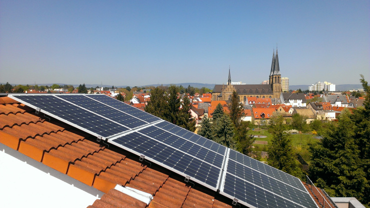Teilansicht der PV-Anlage auf dem Unternehmenssitz von grün.power in Mainz-Gonsenheim