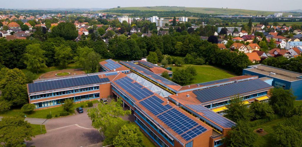Photovoltaikanlage auf einem Schulgebäude in Alzey